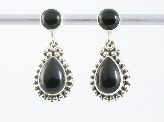 Bewerkte zilveren oorstekers met onyx afbeelding 4