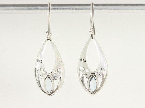 Opengewerkte zilveren oorbellen met blauwe topaas afbeelding 3