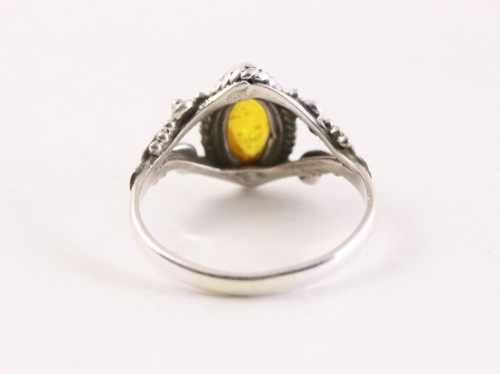 Fijne bewerkte zilveren ring met amber afbeelding 3