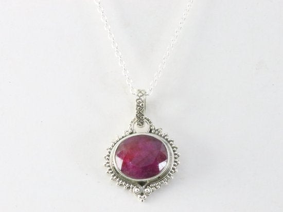 Fijne bewerkte zilveren hanger met robijn aan ketting afbeelding 4