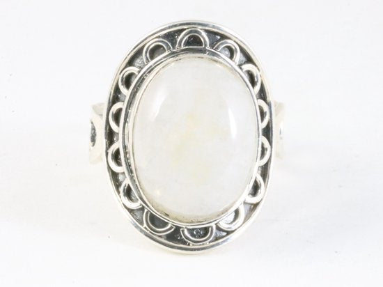 Bewerkte zilveren ring met regenboog maansteen afbeelding 4