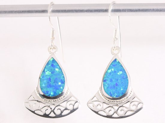 Bewerkte zilveren oorbellen met Australische opaal afbeelding 4