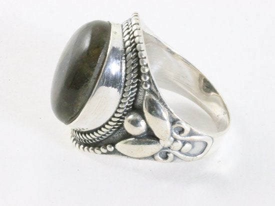 Zware bewerkte zilveren ring met labradoriet afbeelding 2