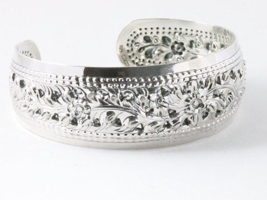 Brede zilveren klemarmband met bloemen gravering afbeelding 1