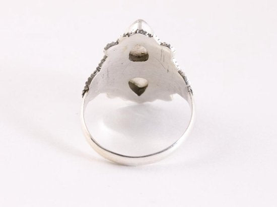 Bewerkte zilveren ring met rozenkwarts afbeelding 3