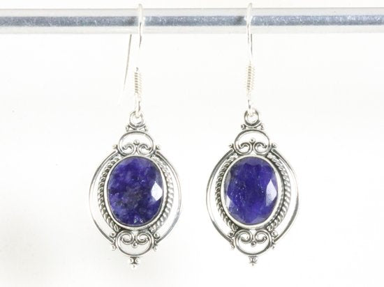 Bewerkte zilveren oorbellen met blauwe saffier afbeelding 3