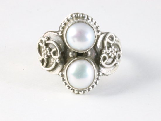 Bewerkte zilveren ring met zoetwater parels afbeelding 4