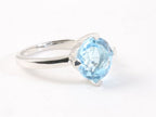 Ronde hoogglans zilveren ring met blauwe topaas afbeelding 1