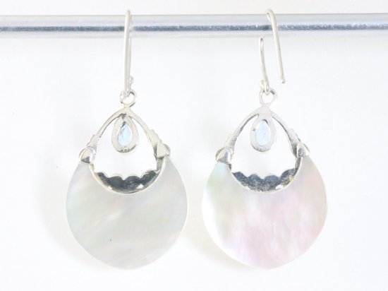 Traditionele bewerkte zilveren oorbellen met parelmoer en blauwe topaas afbeelding 2