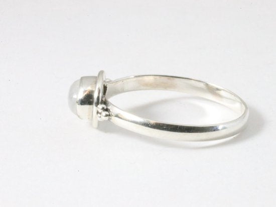 Fijne bewerkte zilveren ring met regenboog maansteen afbeelding 2