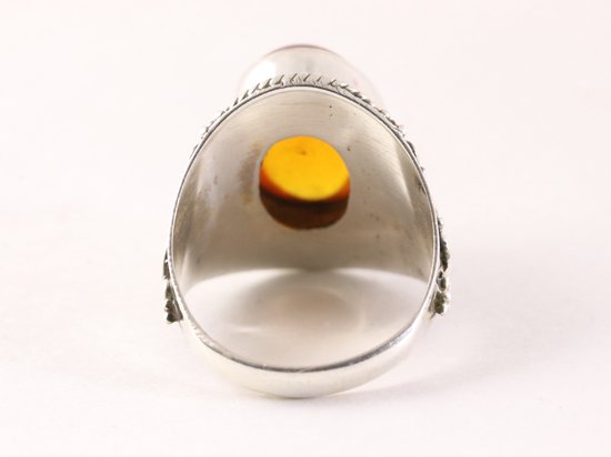 Bewerkte zilveren ring met amber afbeelding 3