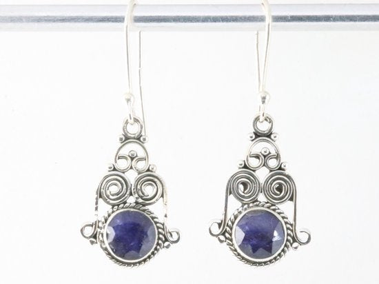 Opengewerkte zilveren oorbellen met blauwe saffier afbeelding 4