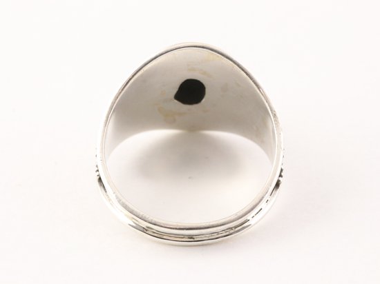 Bewerkte zilveren ring met onyx afbeelding 3