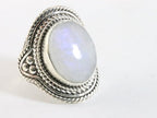 Bewerkte zilveren ring met regenboog maansteen afbeelding 1
