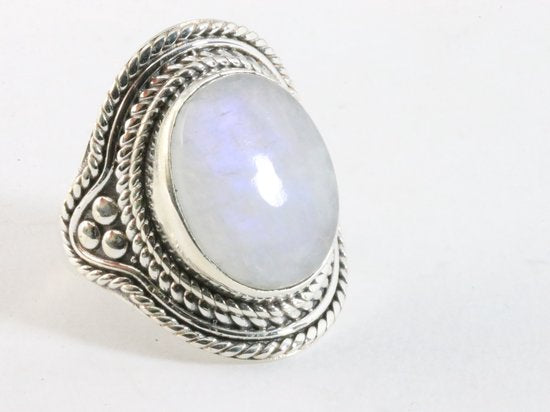 Bewerkte zilveren ring met regenboog maansteen afbeelding 1