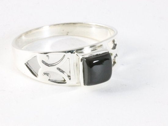 Opengewerkte zilveren ring met onyx afbeelding 1