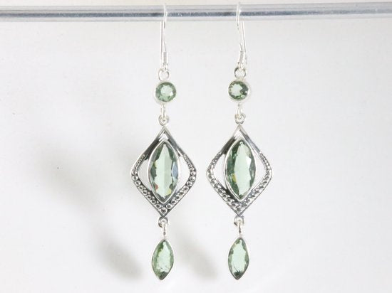 Lange bewerkte zilveren oorbellen met groene amethist afbeelding 3