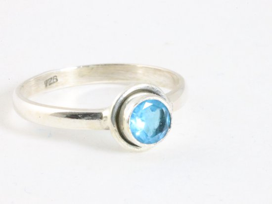 Fijne ronde zilveren ring met blauwe topaas afbeelding 1