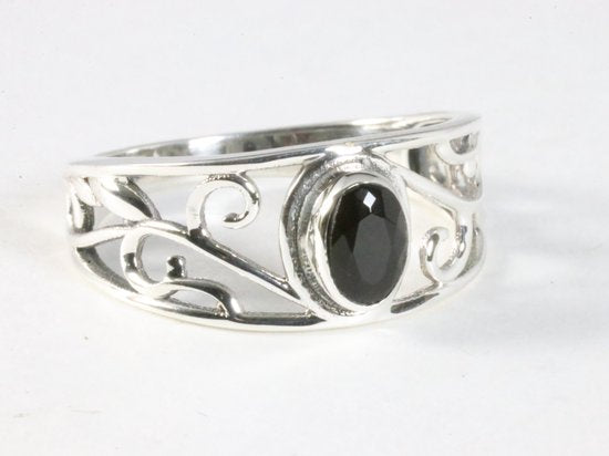 Fijne opengewerkte zilveren ring met onyx afbeelding 1