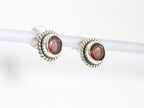 Fijne bewerkte ronde zilveren oorstekers met granaat afbeelding 2