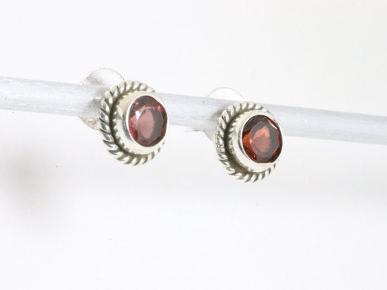 Fijne bewerkte ronde zilveren oorstekers met granaat afbeelding 2