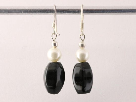 Zilveren oorbellen met onyx en zoetwater parel afbeelding 3