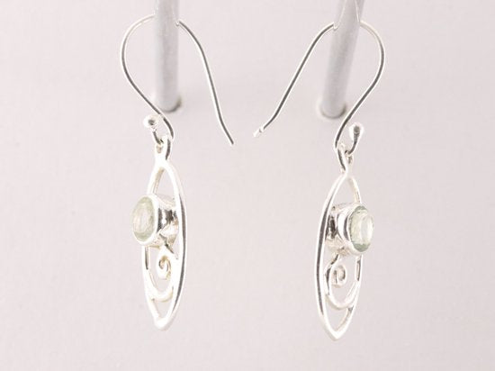 Fijne opengewerkte zilveren oorbellen met groene amethist afbeelding 2