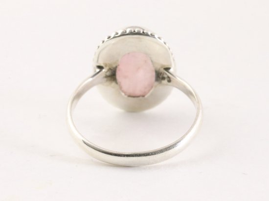 Bewerkte ovale zilveren ring met rozenkwarts afbeelding 3