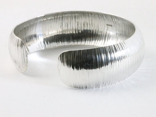 Brede gefrijnde zilveren klemarmband afbeelding 3