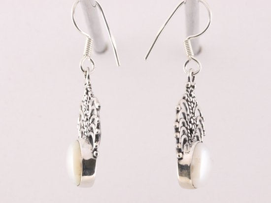 Opengewerkte zilveren oorbellen met zoetwater parel afbeelding 2