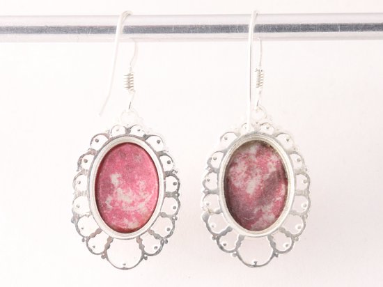 Opengewerkte zilveren oorbellen met roze thuliet afbeelding 3