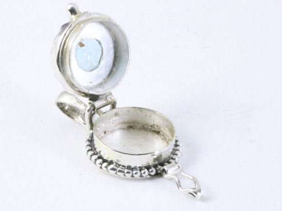 Traditioneel bewerkt rond zilveren medaillon met blauwe topaas afbeelding 5