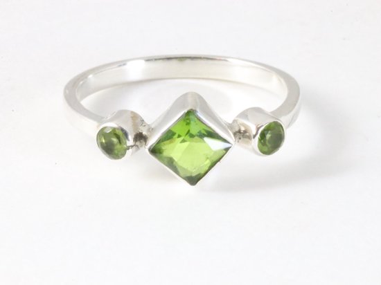 Fijne hoogglans zilveren ring met peridoot afbeelding 4