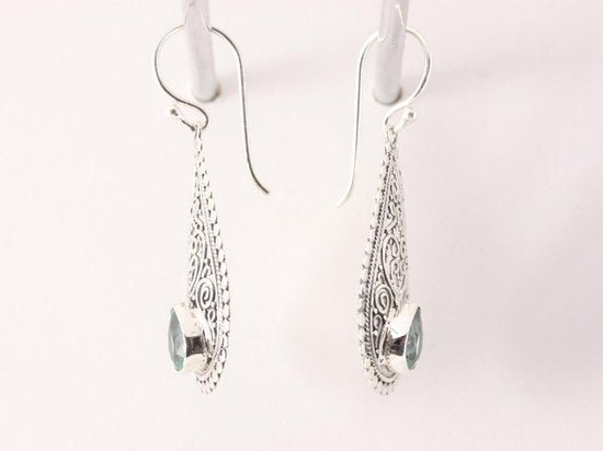 Opengewerkte zilveren oorbellen met groene topaas afbeelding 2