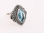 Bewerkte zilveren ring met blauwe topaas afbeelding 1