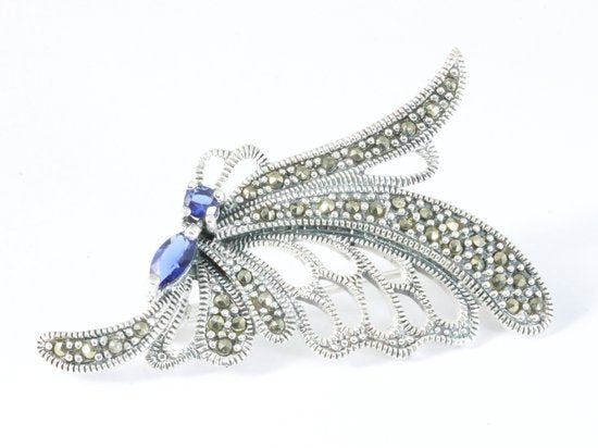 Opengewerkte zilveren vlinder broche met blauwe saffier en marcasiet afbeelding 2