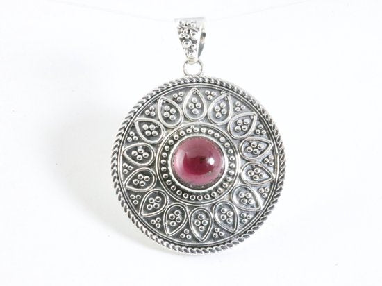 Ronde bewerkte zilveren hanger met granaat afbeelding 4