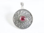 Ronde bewerkte zilveren hanger met granaat afbeelding 4