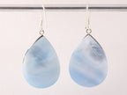 Grote druppelvormige zilveren oorbellen met blauwe schelp afbeelding 3