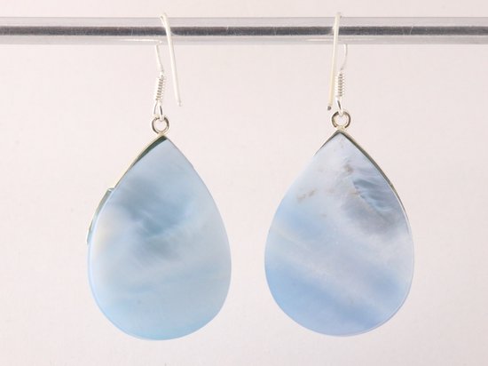 Grote druppelvormige zilveren oorbellen met blauwe schelp afbeelding 3