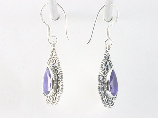 Bewerkte zilveren oorbellen met blauwe saffier afbeelding 2