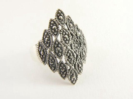 Ruitvormige fijn bewerkte zilveren ring afbeelding 1