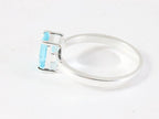 Fijne hoogglans zilveren ring met blauwe topaas afbeelding 2