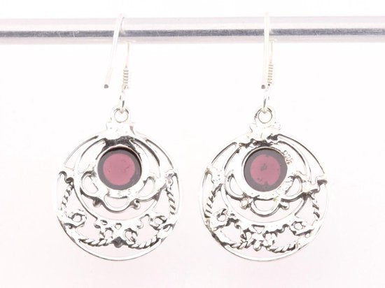 Ronde opengewerkte zilveren oorbellen met granaat afbeelding 3
