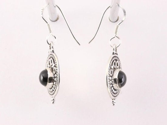 Ronde opengewerkte zilveren oorbellen met onyx afbeelding 2