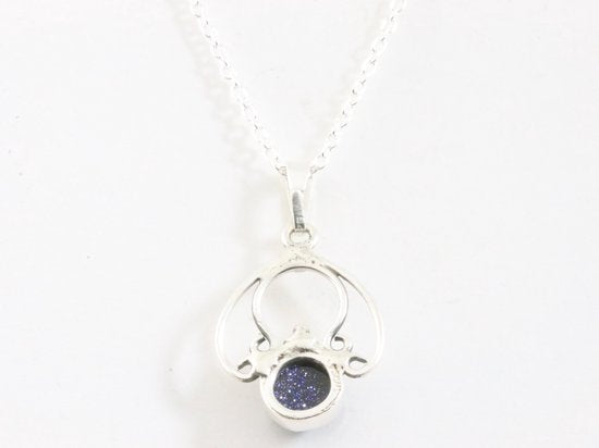 Fijne opengewerkte zilveren hanger met blauwe zonnesteen aan ketting afbeelding 3