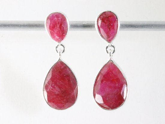 Zilveren oorstekers met robijn afbeelding 4