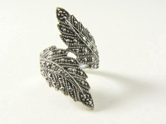 Bladvormige zilveren ring met fijne bewerking afbeelding 1