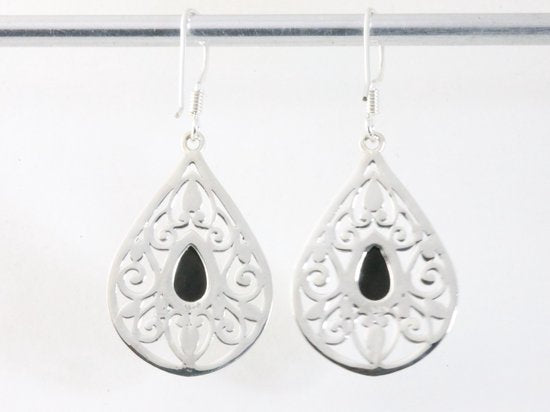 Opengewerkte zilveren oorbellen met onyx afbeelding 2