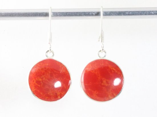 Ronde zilveren oorbellen met levensboom op rode koraal steen afbeelding 3